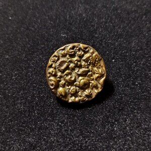 Antique Metal Picture Button Shell Scroll Beach Shore Relief Mark TW&W Paris